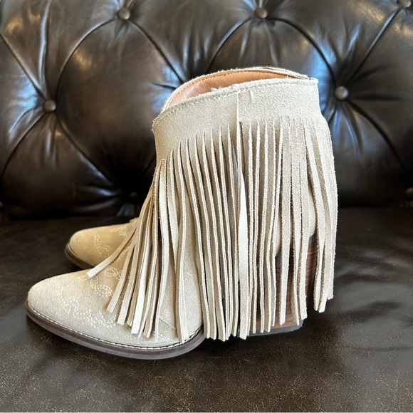Dingo Cream Ankle Booties with Fringe Detail size 6.5 - Picture 3 of 11
